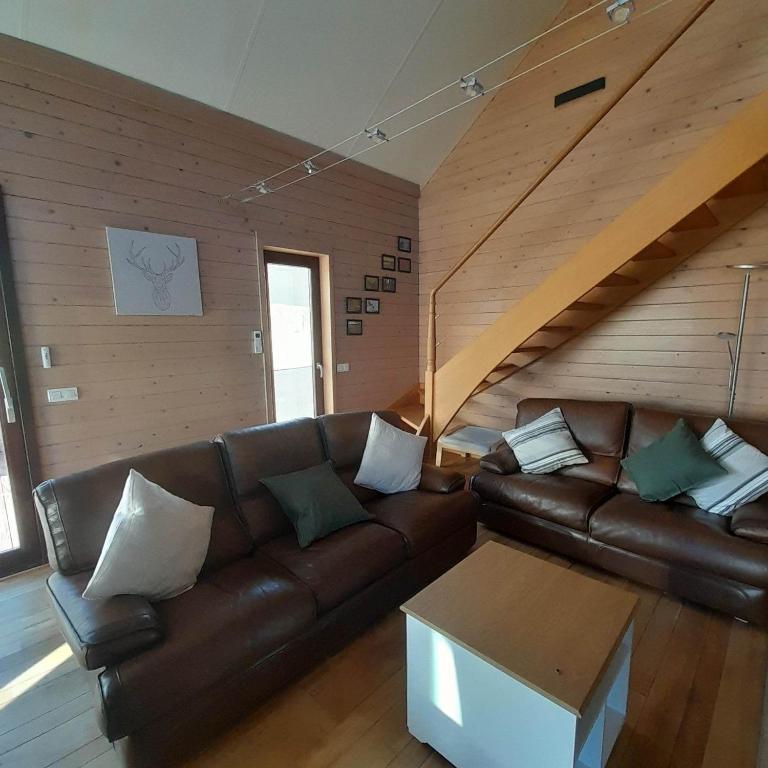 Posezení v ubytování Le gîte Pierre et Bois