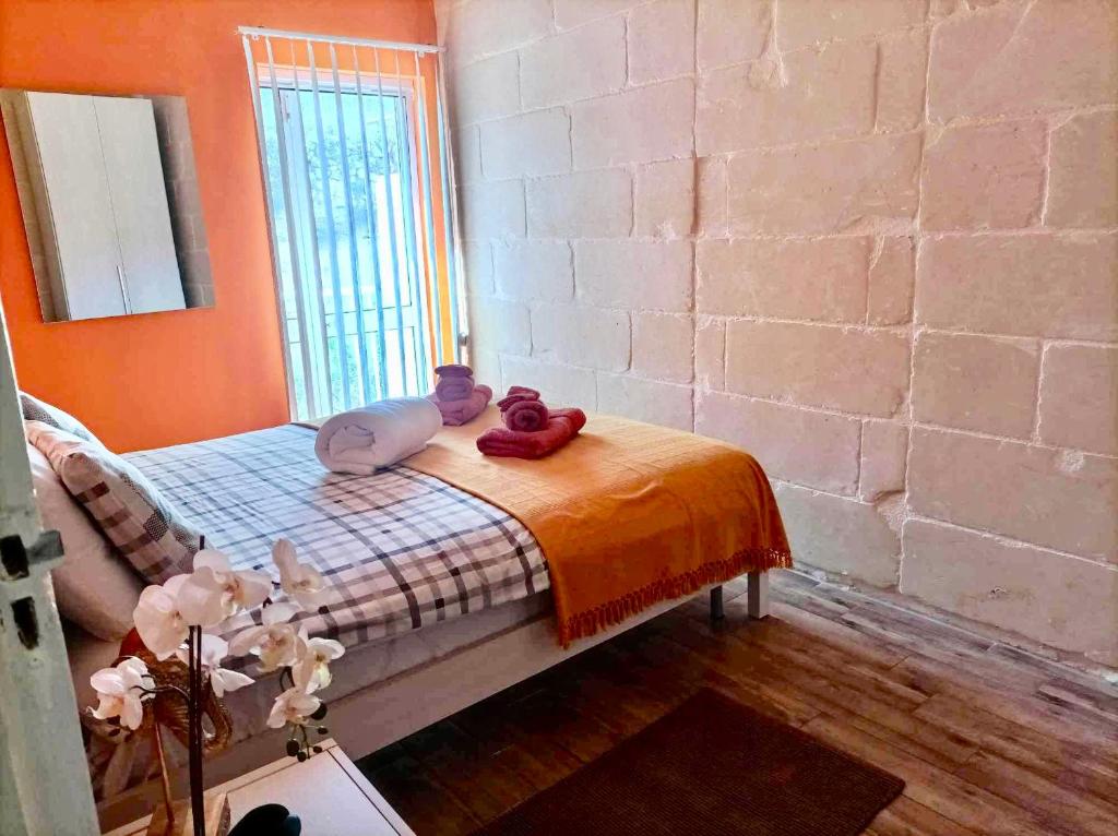 Postel nebo postele na pokoji v ubytování Ritz Apartments Marsalforn Gozo