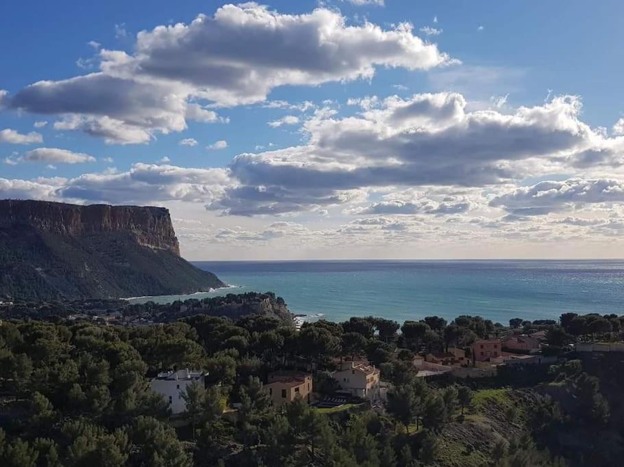 una vista del océano con una montaña en el fondo en Superbe Appartement 2 chambres avec vue sur la mer et la montagne, en Marsella