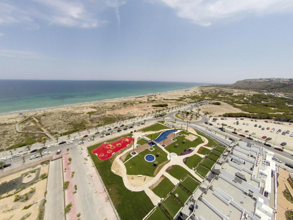 uma vista aérea de um parque de estacionamento junto à praia em Ocean View by Mar Holidays em Arenales del Sol