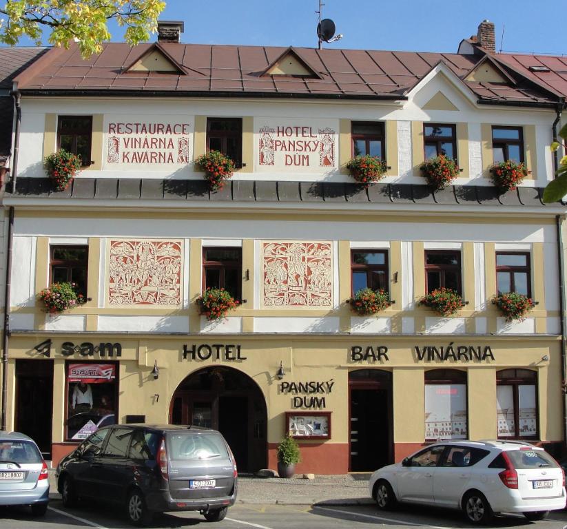 hotel z samochodami zaparkowanymi przed nim w obiekcie Hotel Panský dům w mieście Nové Město na Moravě