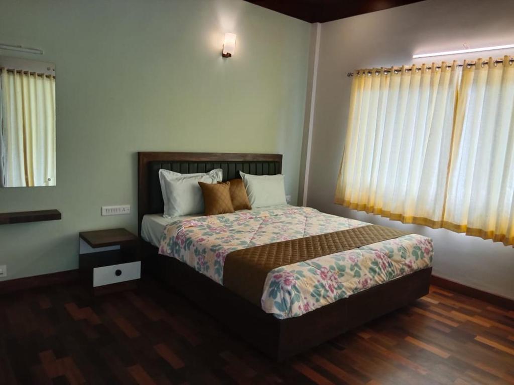 1 dormitorio con 1 cama grande en una habitación en The Black Stone, en Munnar