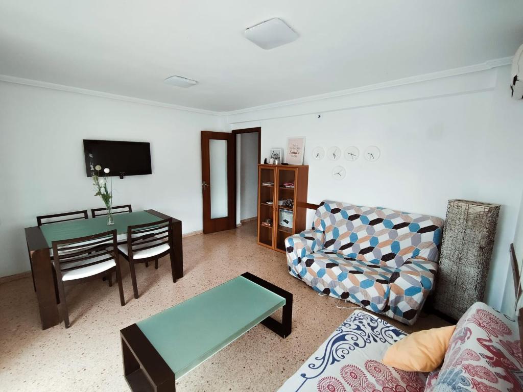Et sittehjørne på Apartamento sencillo Cerca del mar .