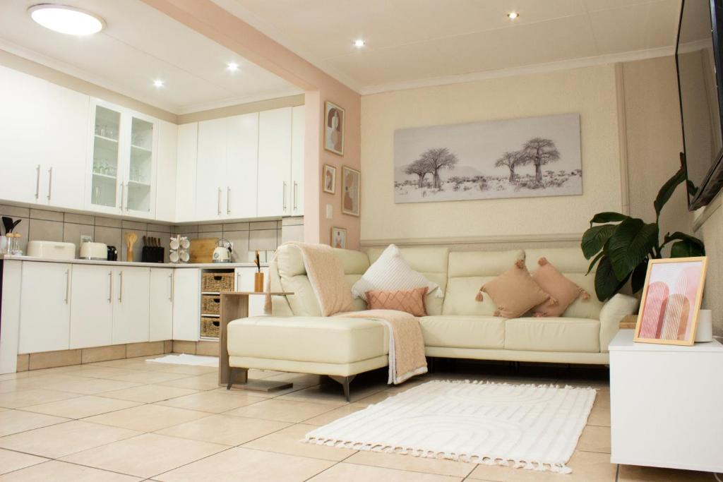 A seating area at Neapolitan Guesthouse