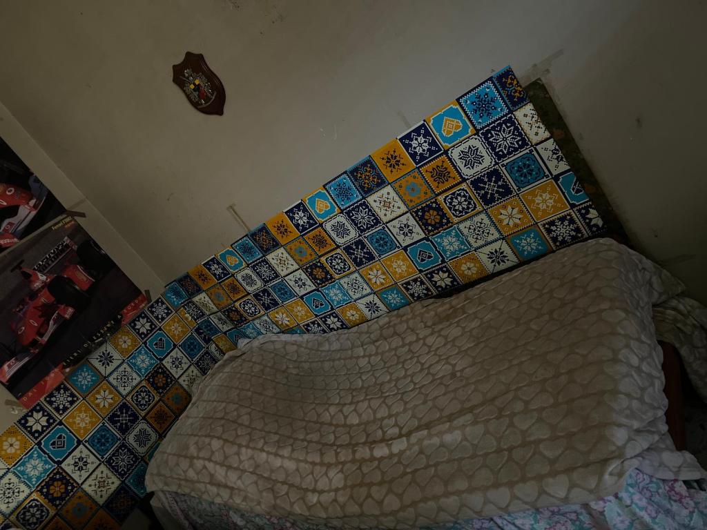 1 dormitorio con 1 cama con azulejos en la pared en Albania, en Pompeya