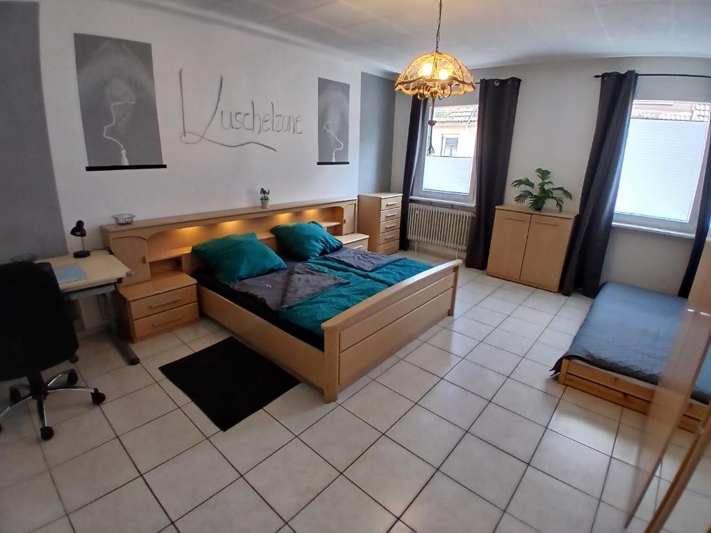 a bedroom with a bed and a desk in it at Gemütliche Wohnung 80qm - viele Ausflugsziele in Vöhrenbach