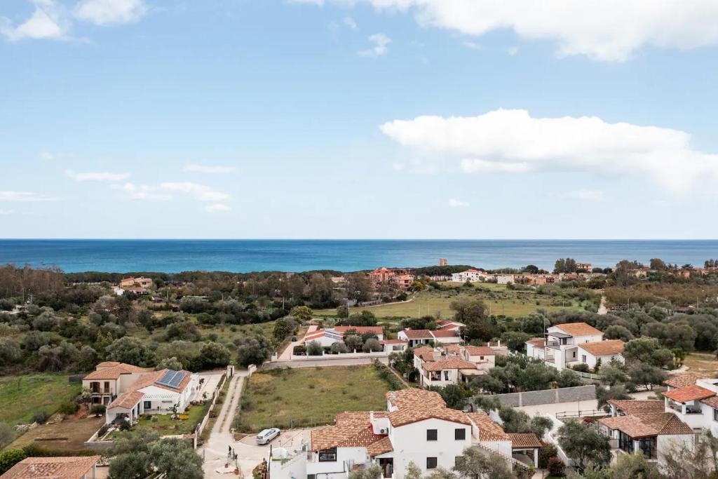 eine Luftansicht eines Hauses mit Meerblick im Hintergrund in der Unterkunft LOCAZIONE TURISTICA "RI-ALE" a DUE PASSI DAL MARE BARI SARDO - OGLIASTRA - COD IUN Q8596 in Bari Sardo