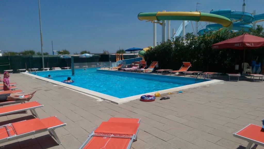 Bazén v ubytování Hotel L&V nebo v jeho okolí