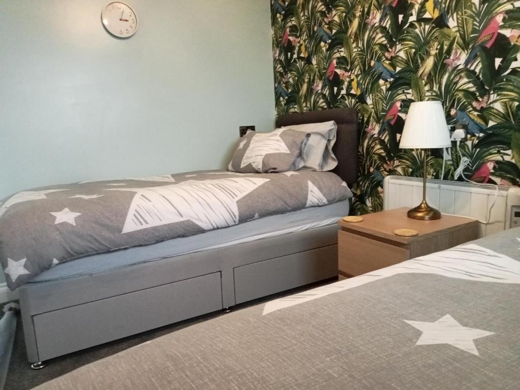 une chambre avec deux lits et un mur végétal dans l'établissement 11 Headwards Retreat, à Great Yarmouth