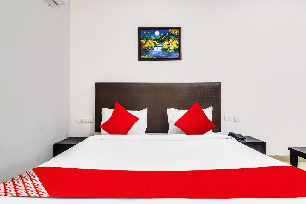 Krevet ili kreveti u jedinici u okviru objekta Super OYO Flagship Qualia Hotel Dilsukhnagar Near Dilsukhnagar Metro Station