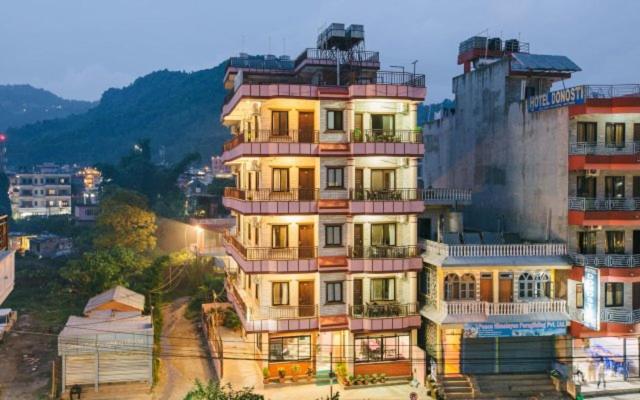ein hohes Gebäude mit Balkonen darüber in der Unterkunft Hotel Ezen in Pokhara