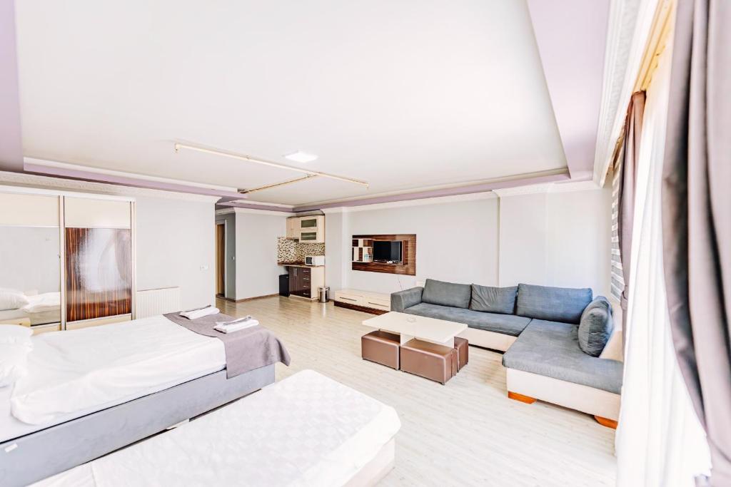- un salon avec un lit et un canapé dans l'établissement Diamond Suites Residence, à Istanbul