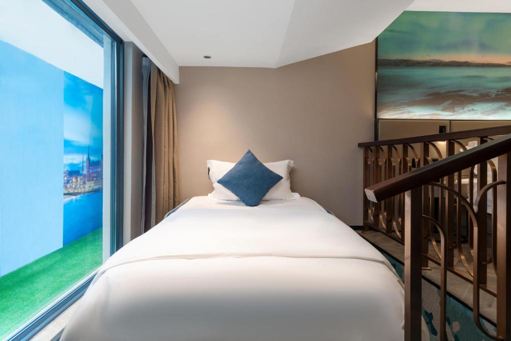 Postel nebo postele na pokoji v ubytování Echarm PLUS International Hotel Zhujiang New Town Wuyangcun Metro Station - Free Deliver Service to Canton Fair Complex During Canton Fair Period