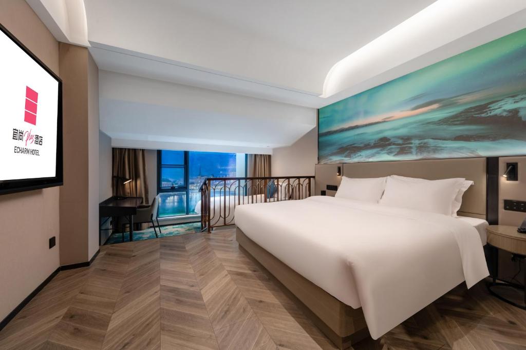 Postel nebo postele na pokoji v ubytování Echarm PLUS International Hotel Zhujiang New Town Wuyangcun Metro Station - Free Deliver Service to Canton Fair Complex During Canton Fair Period