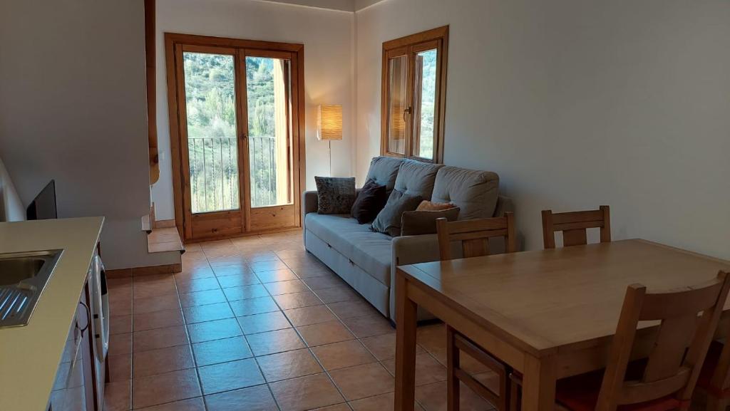 Apartament Rural Burg في Burg: غرفة معيشة مع أريكة زرقاء وطاولة