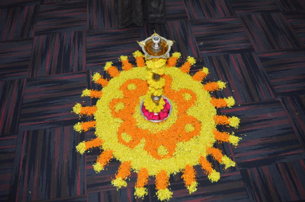 un rangoli con una corona in cima a un soffitto di Park Prime Kolkata a Calcutta