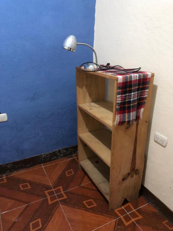 einen Schreibtisch mit einer Lampe darüber in der Unterkunft Hospedaje el Jaguar Pacífico in Antigua Guatemala