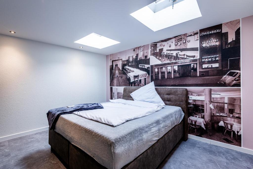 sypialnia z łóżkiem z plakatem na ścianie w obiekcie Wohnen im ehemaligen Schießstand w Kolonii