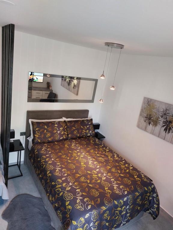1 dormitorio con 1 cama con manta marrón en Stefan 1, en Umag