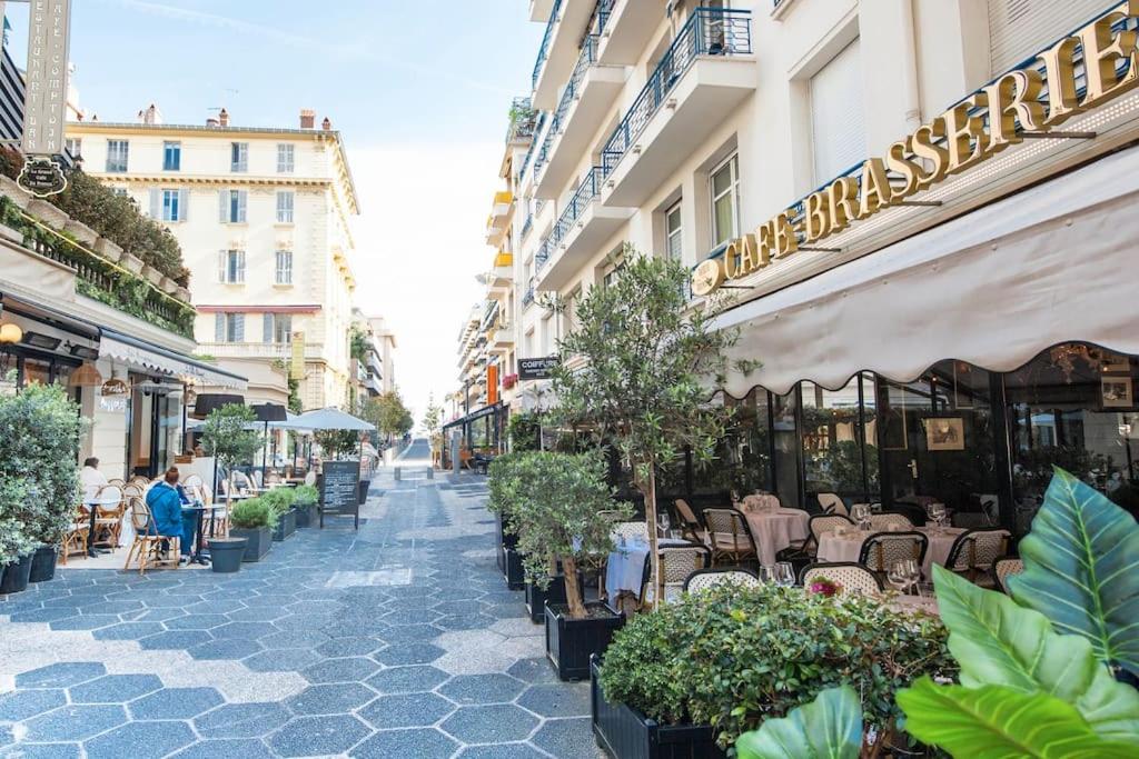 uma rua vazia com mesas, cadeiras e edifícios em 50 meters from the beach ! Best location in Nice em Nice