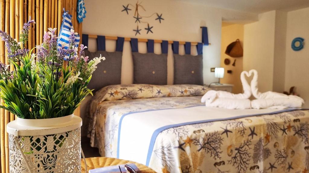クストナーチにあるCasa Vacanza Vista Mareのベッドルーム1室(タオル付)