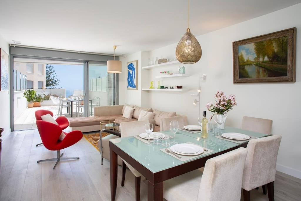 - un salon avec une table et une chaise rouge dans l'établissement Great Apartment with huge terrace in Mijas Pueblo, à Mijas