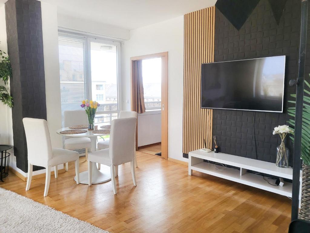 ein Wohnzimmer mit einem Tisch und einem Flachbild-TV in der Unterkunft Budapest - Duna part in Budapest