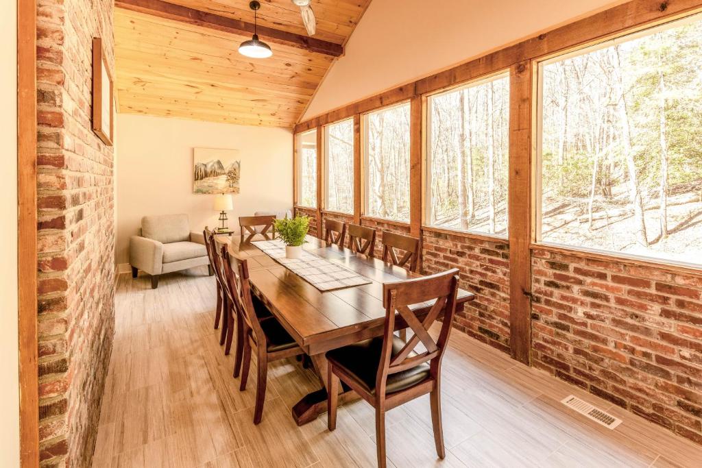 Fotografie z fotogalerie ubytování Hemlock Hideaway v destinaci Ellijay