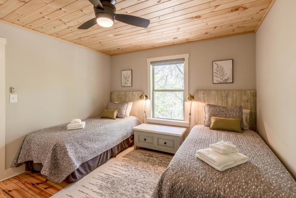 Postel nebo postele na pokoji v ubytování Hemlock Hideaway