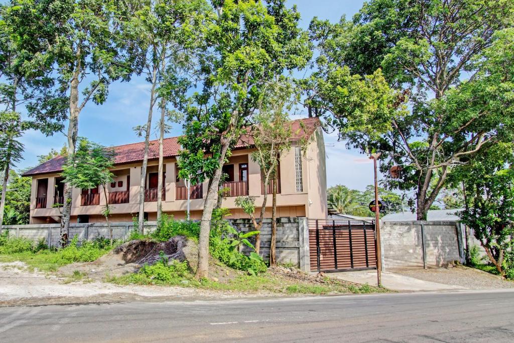 a house on the side of the road at OYO Life 93497 Griya Kost Rr in Salatiga