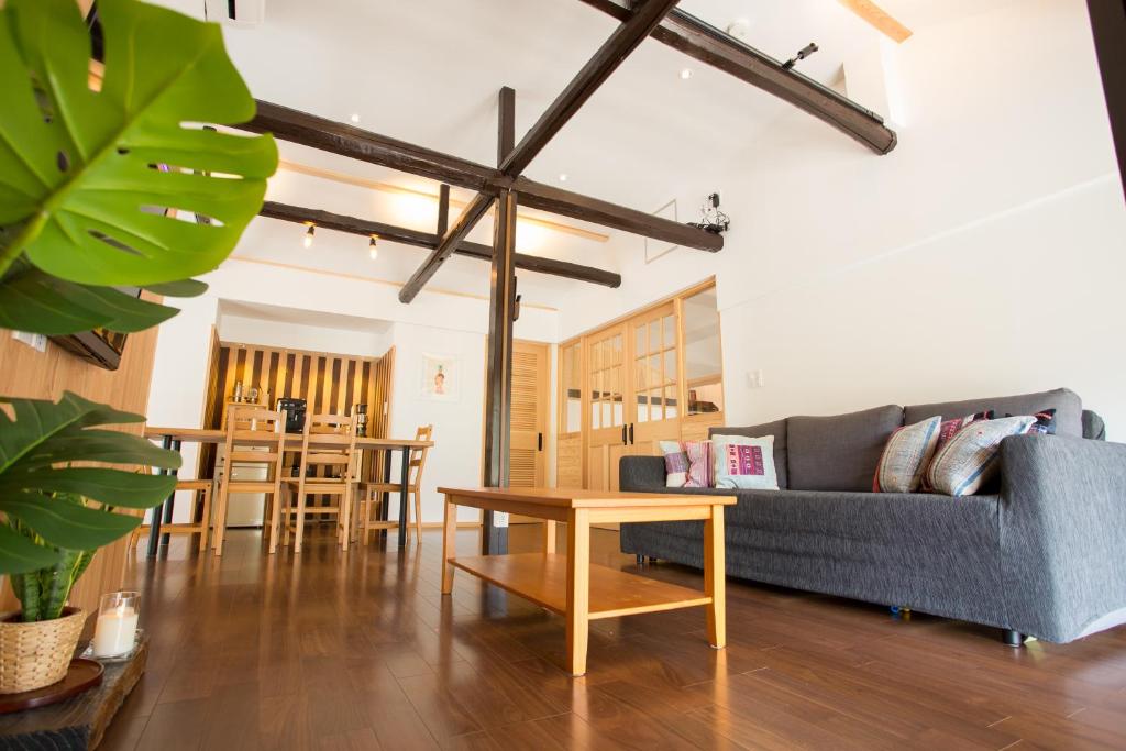 Posezení v ubytování 一棟貸し宿 Kanata Riverview House
