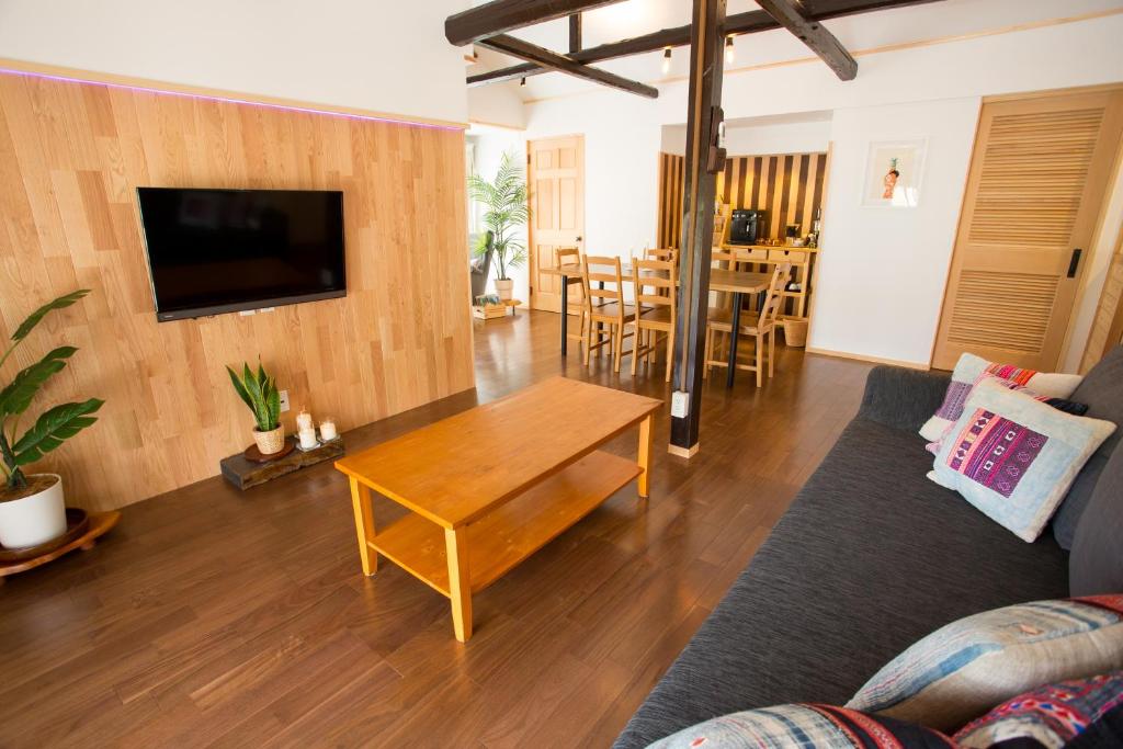 TV a/nebo společenská místnost v ubytování 一棟貸し宿 Kanata Riverview House