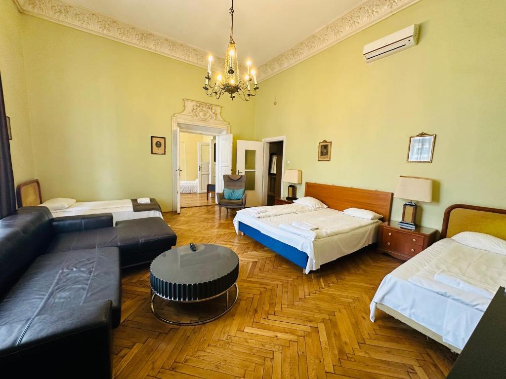 Habitación grande con 2 camas y sofá en Main Market Square Apartments, en Cracovia