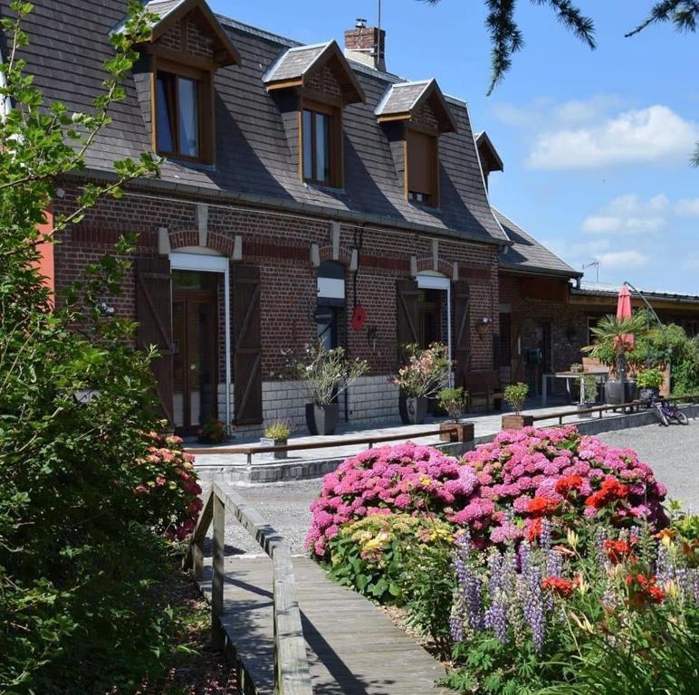 Gueudecourt的住宿－樂克洛杜克魯謝酒店，前面有一束鲜花的房子