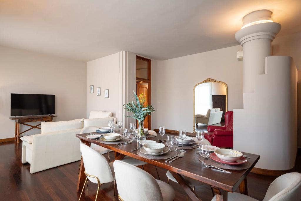 comedor con mesa y sillas blancas en Porta Nuova Home Ravenna, en Rávena