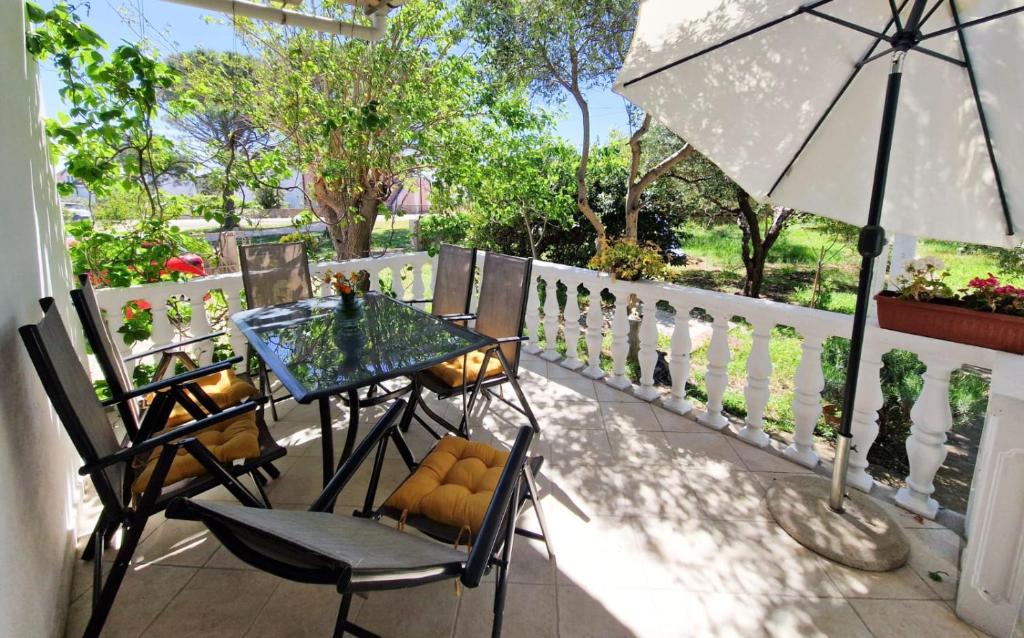 Galeriebild der Unterkunft Tre Perle Vacation House with garden and parking in Vir