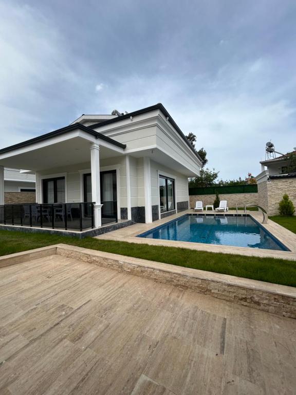 una villa con piscina e una casa di Villa Zengin a Kemer