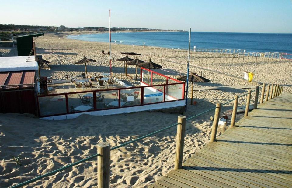 un restaurante en la playa junto a la playa en Praia em Vila do Conde en Azurara