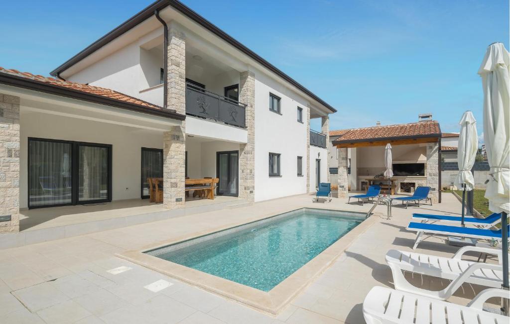 Awesome Apartment In Porec With Wifi