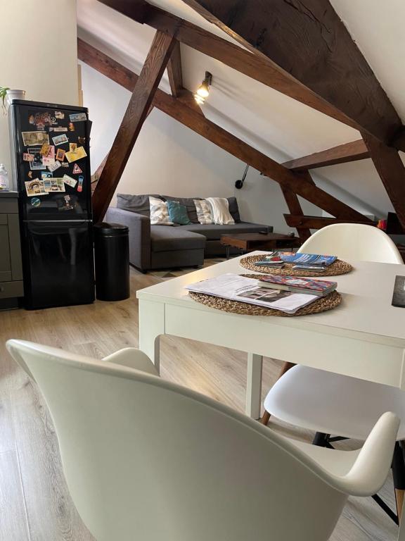 - un salon avec une table blanche et des chaises blanches dans l'établissement Havre de paix / 10 minutes de Paris-Orly, à Villejuif