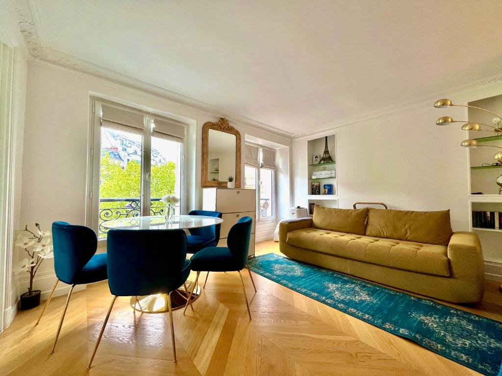 un salon avec un canapé et une table dans l'établissement Studio près des Champs-Élysées, à Paris