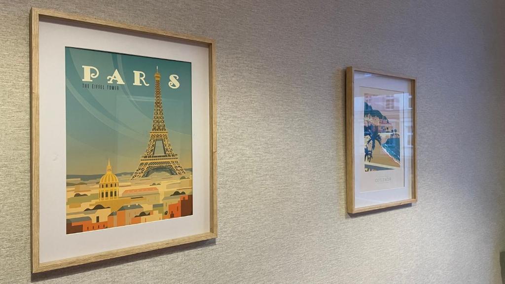 a picture of the eiffel tower on a wall at Beautiful rooms in the center in Szczecin