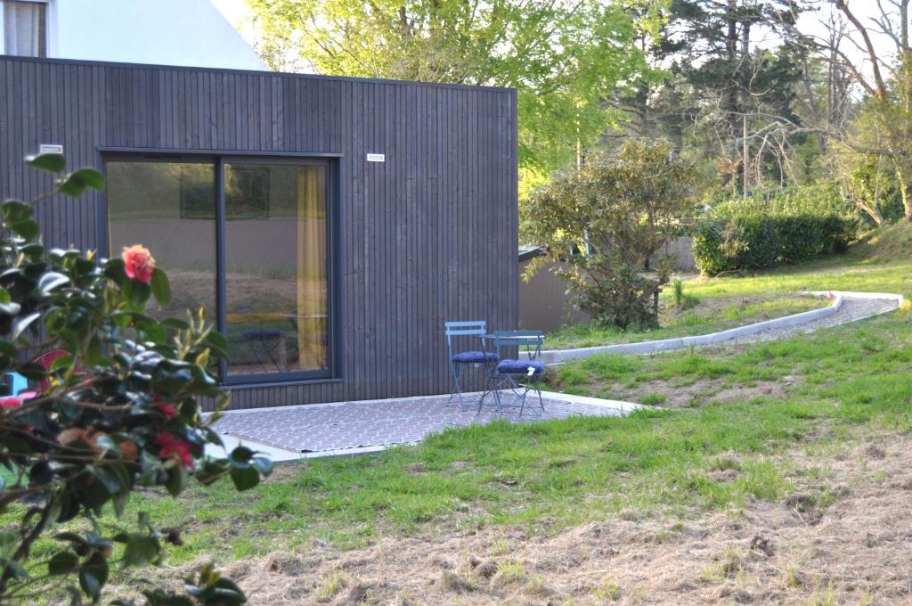 une maison avec une porte en verre, une table et des chaises dans l'établissement Ty Kerleguer, à Brest