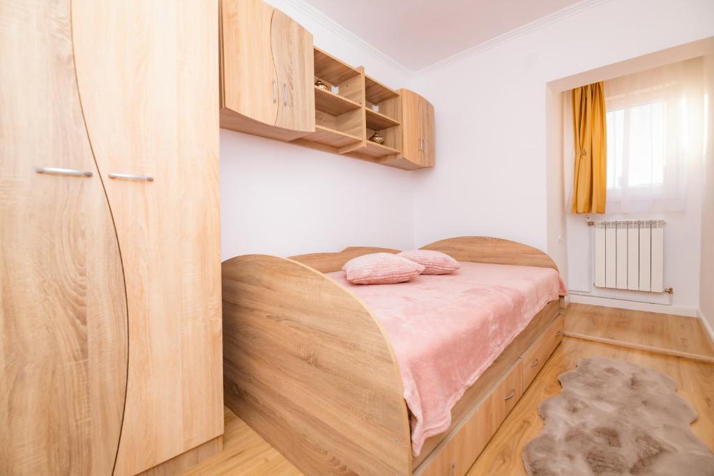 Un dormitorio pequeño con una cama y un armario. en Casa de pe colt, en Alba Iulia