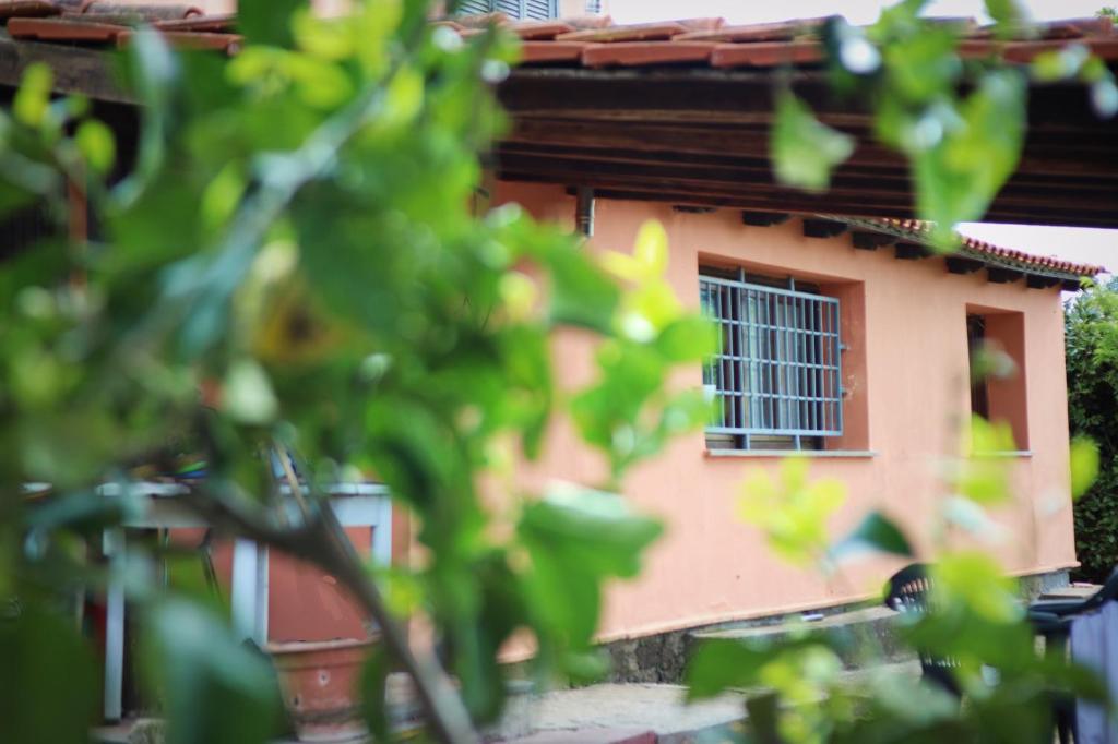 a pink building with a window on the side of it at Casa Micuccio in Torrimpietra