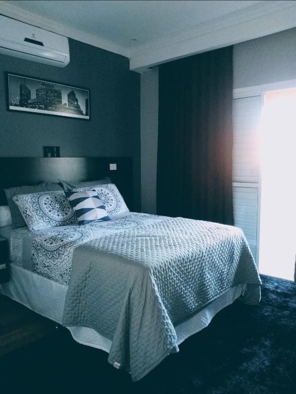 Rúm í herbergi á Casa inteira l 7 min Alphaville