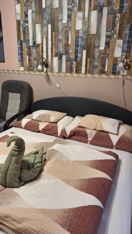 Кровать или кровати в номере Margit Apartman
