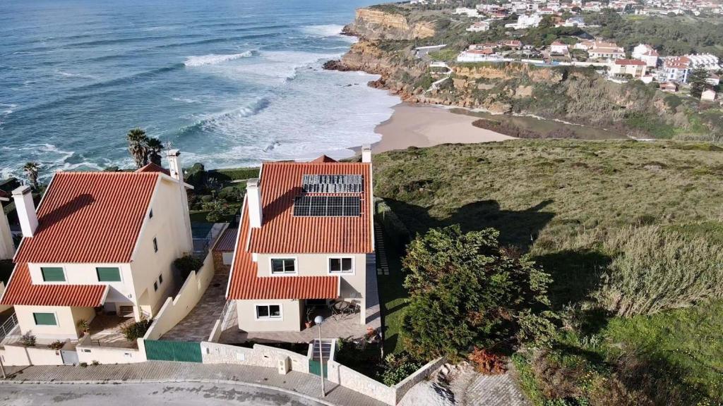 una vista aérea de una casa junto al océano en Stunning View of São Lourenço Beach, en Santo Isidoro