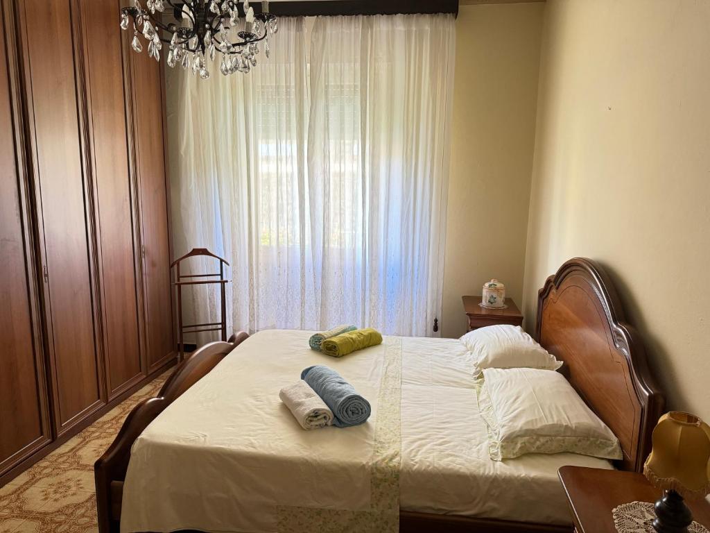 - une chambre avec un lit et 2 serviettes dans l'établissement Appartamento Marilyn, à Levanto