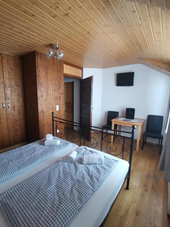Postel nebo postele na pokoji v ubytování Hotel Karwendelblick
